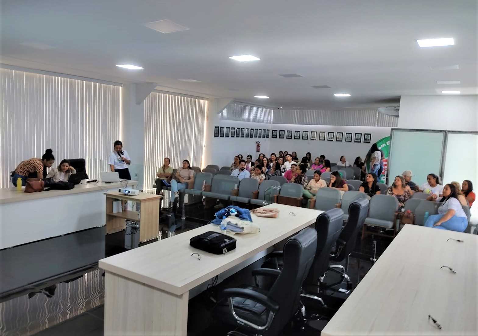 Camacã: Enfermeiros e Técnicos de Enfermagem participam de palestra sobre Boas Práticas de Vacina